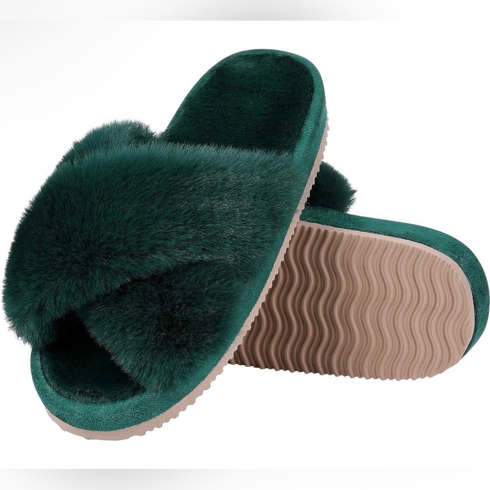 🎅🏼🎄 Amazon Fuzzy Slippers🎅🏼🎄